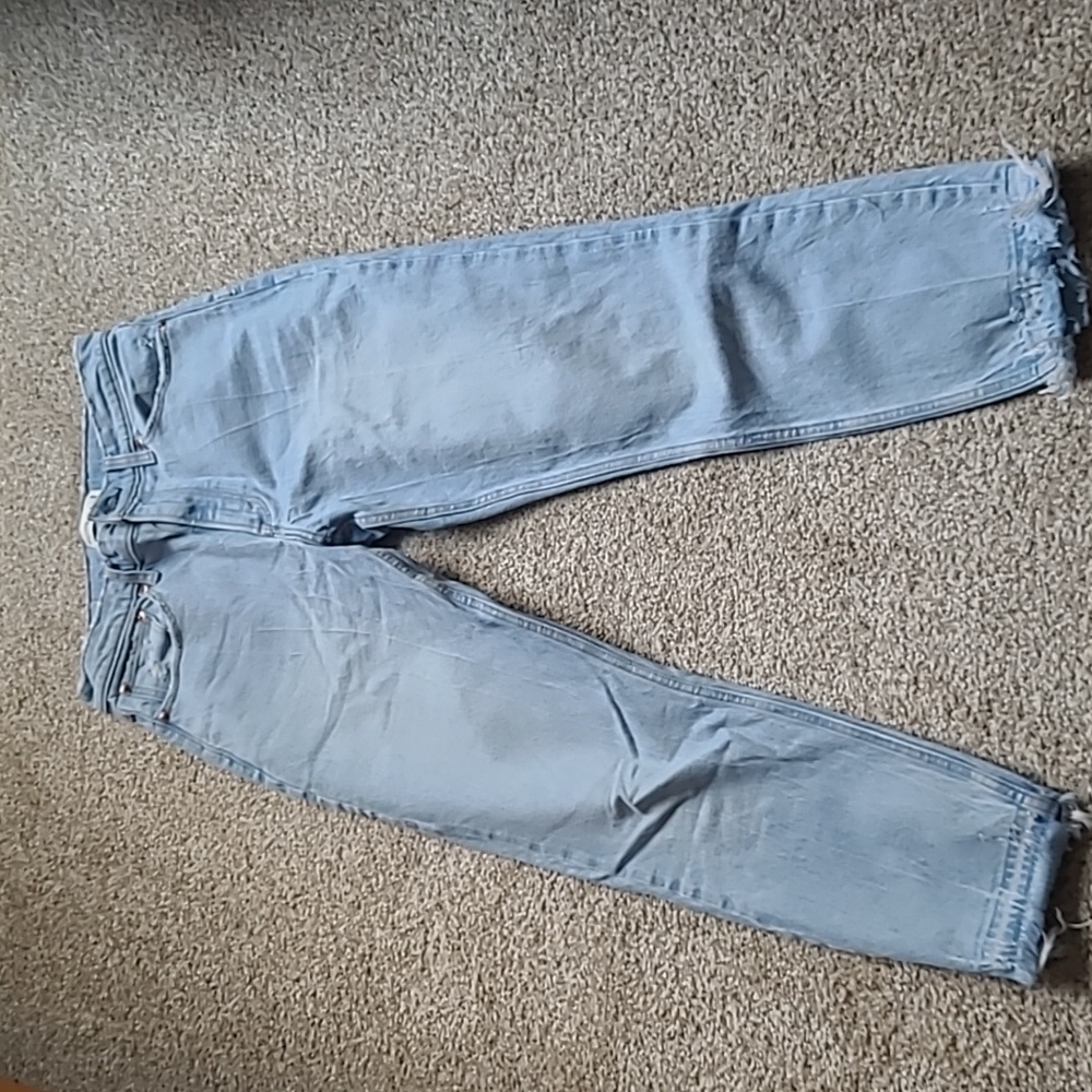 Abercrombie High Rise Mom Jean. Size 28 (6R).